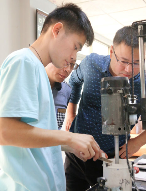 熱烈歡迎西安辦廠客戶孫總、張總、楊總來(lái)鑫浪進(jìn)行技術(shù)交流